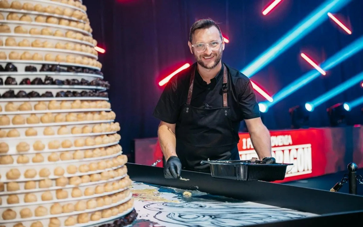 Ilustrator Mitja Bokun s kulinarično mojstrovino na »zmajski noči«