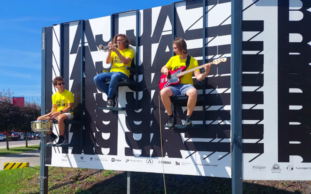 Jazz kamp Kranj izvedel koncert kar na veleplakatu
