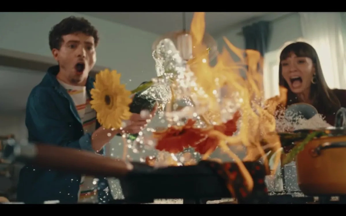 Lesnina z »navihanim« naborom oglasov