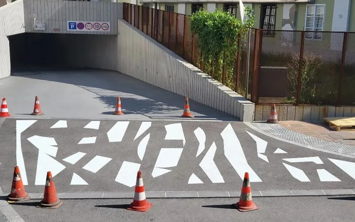 Igriv prehod za pešce pred centrom Rog