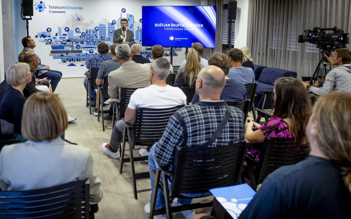 »Vključevanje UI v telekomunikacije ni le tehnološki trend, temveč temeljni premik«