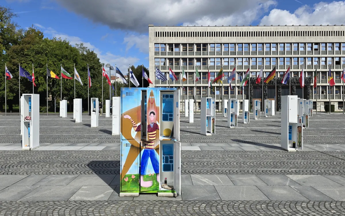 Kaj sporočajo šolske omarice na Trgu republike?