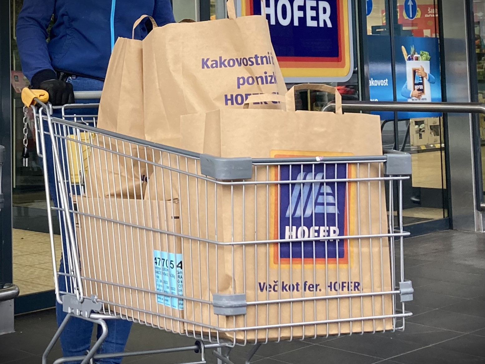 HOFER pomaga 