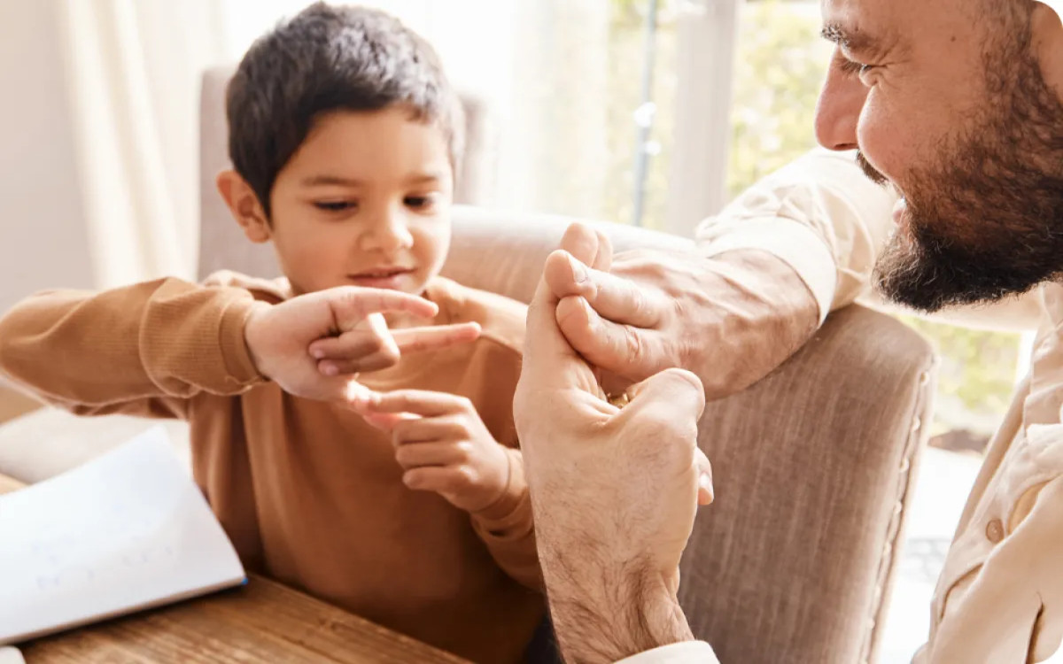 Mastercard predstavil pobudo za opolnomočenje gluhih »Prispevaj kretnjo«