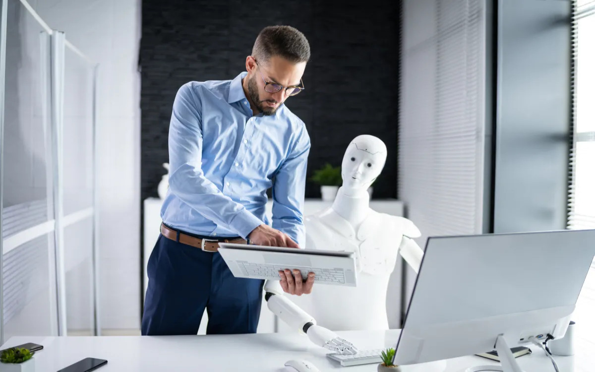 Trendi za 2025: razvoj marketinga bosta vodili generativna UI in avtomatizacija