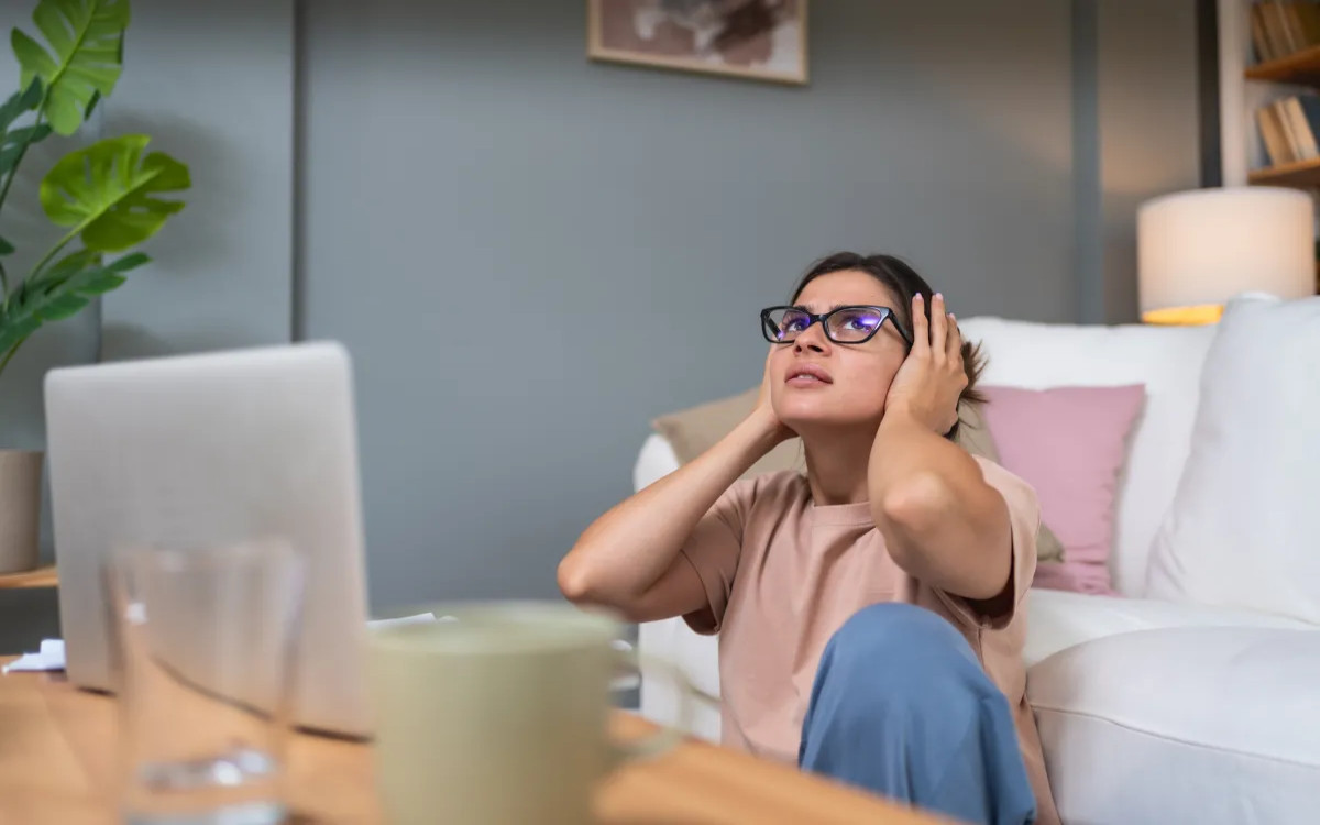 Hrup je v službi večja ovira kot slabi odnosi