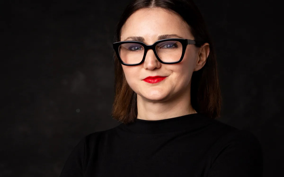 Kaj rdeča šminka pomeni generaciji Z?