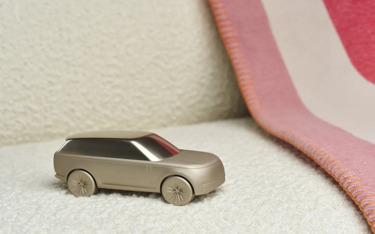 Izdelovalec luksuznih avtomobilov vstopa v modo