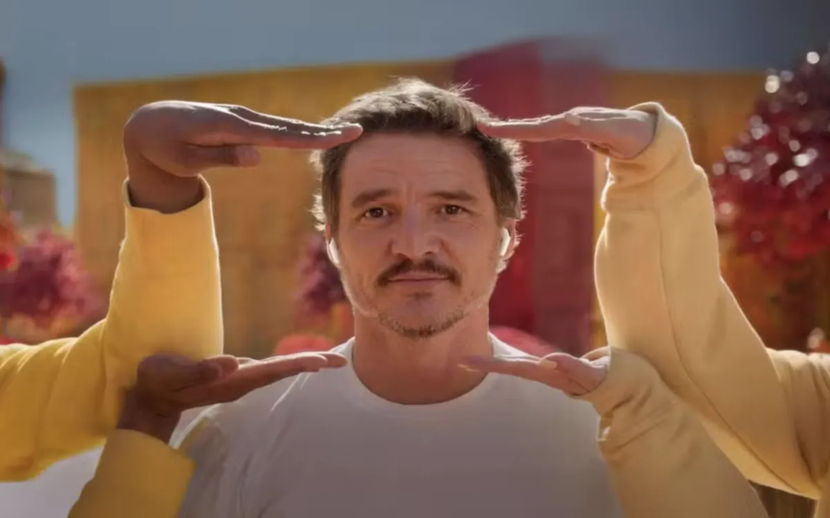 Spike Jonze in Pedro Pascal združila moči v novem oglasu za Applove slušalke