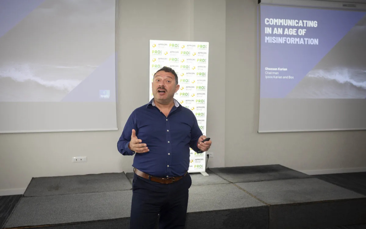 Kako pridobiti zaupanje ljudi v času dezinformacij in lažnih novic?