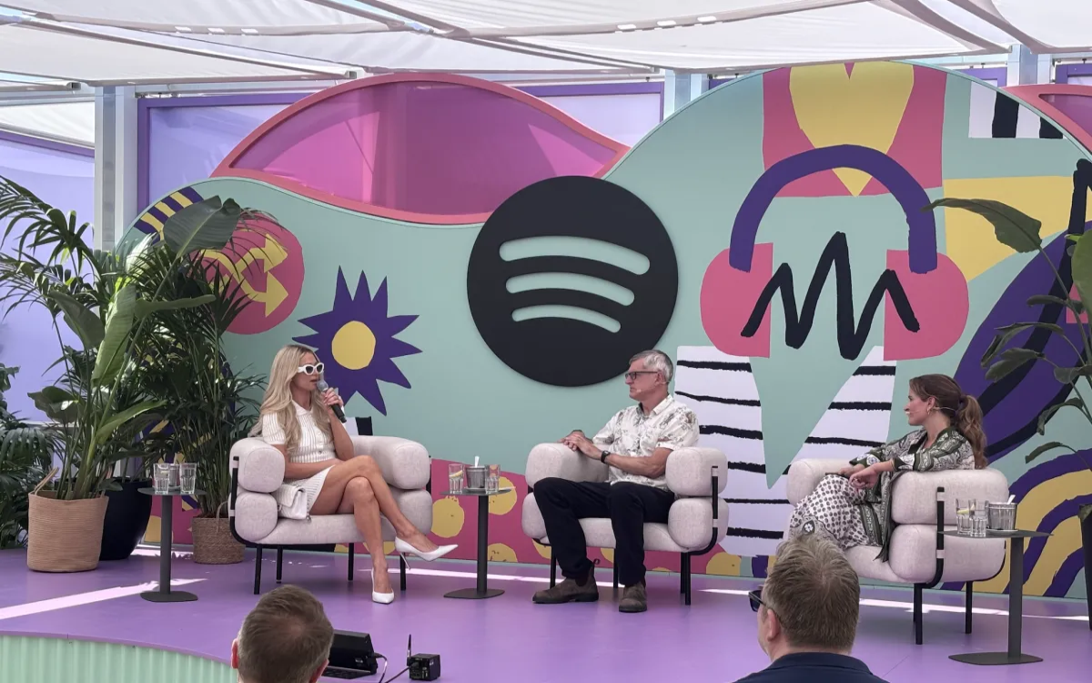 Cannes Lions: Spotifyjeva plaža odprla vrata s pogovorom Louisa Therouxa in Paris Hilton