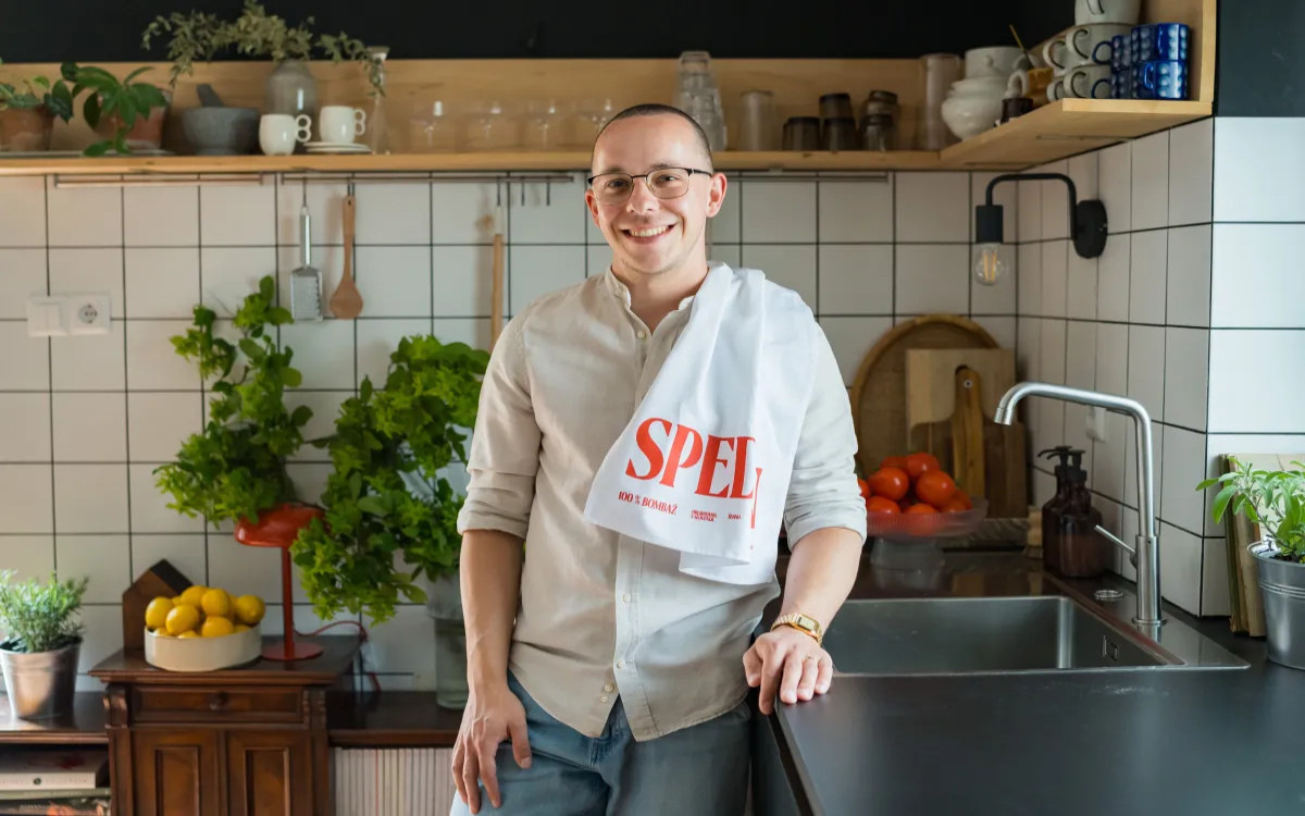 Jernej Ogrin predstavlja svoj »merch«