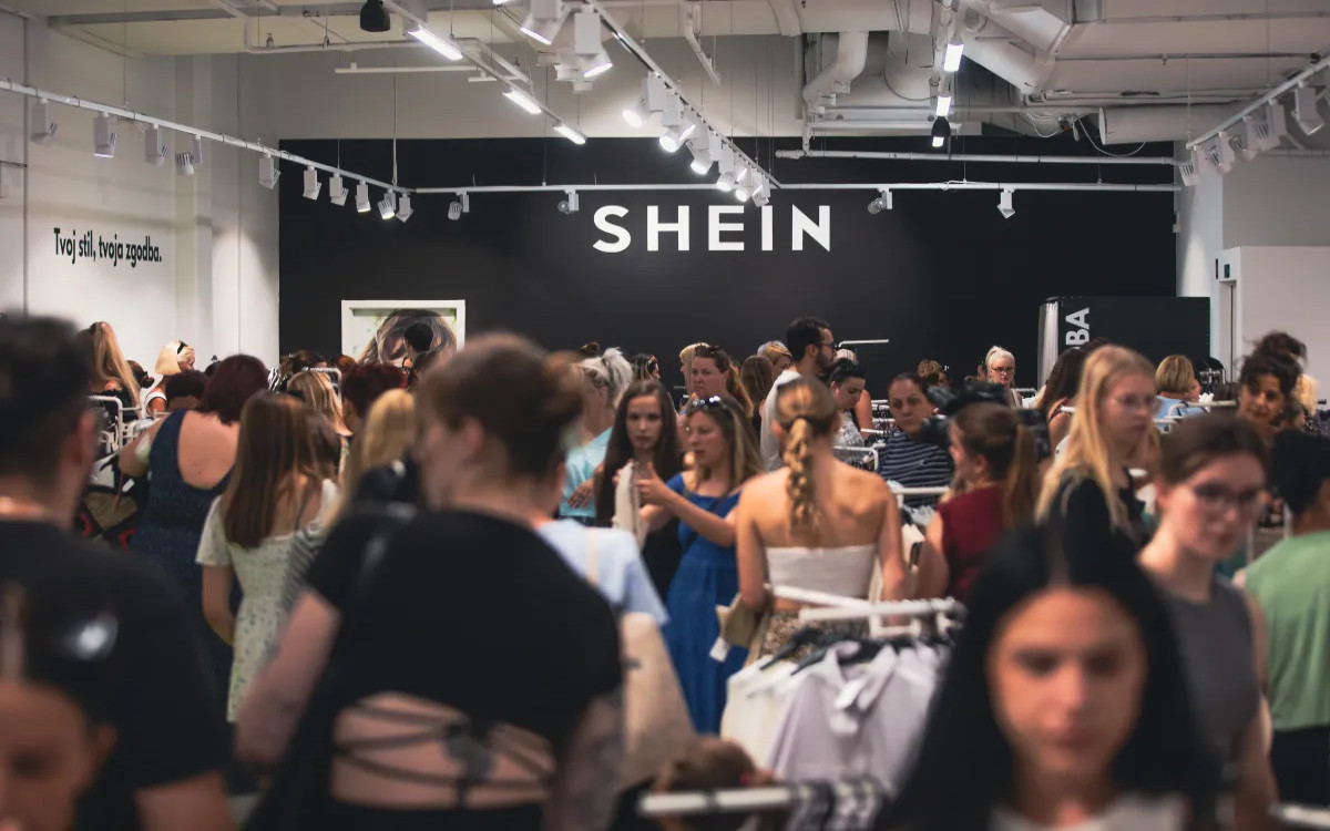 Pozabite na »skrolanje«, v Slovenijo prišla pop-up prodajalna Shein