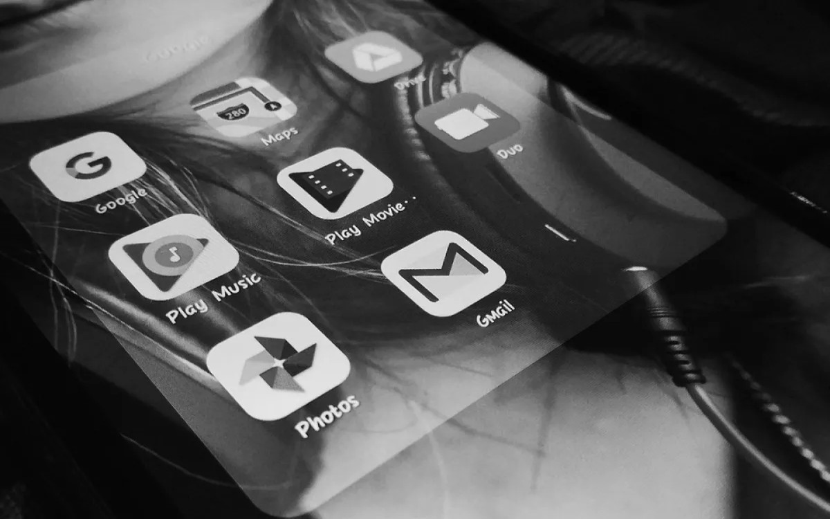 Testirali sMMo: Preklop mobilnika na črno-belo