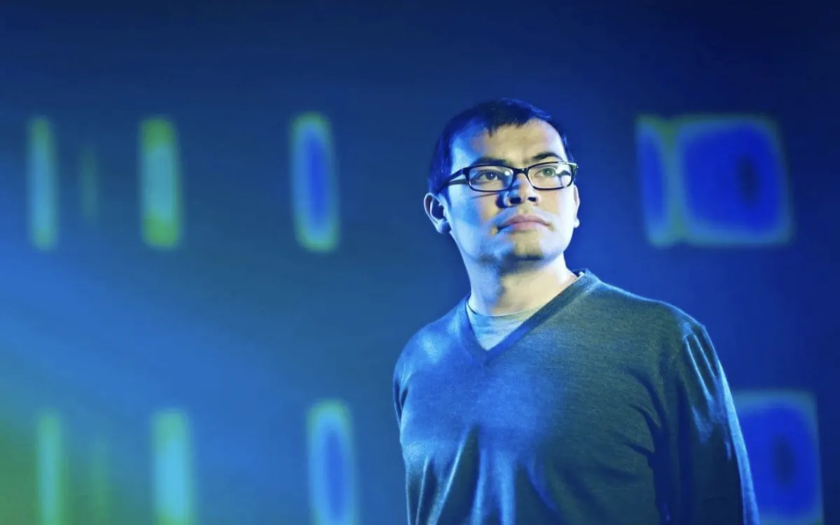 Demis Hassabis: UI prinaša večjo in hitrejšo revolucijo od industrijske