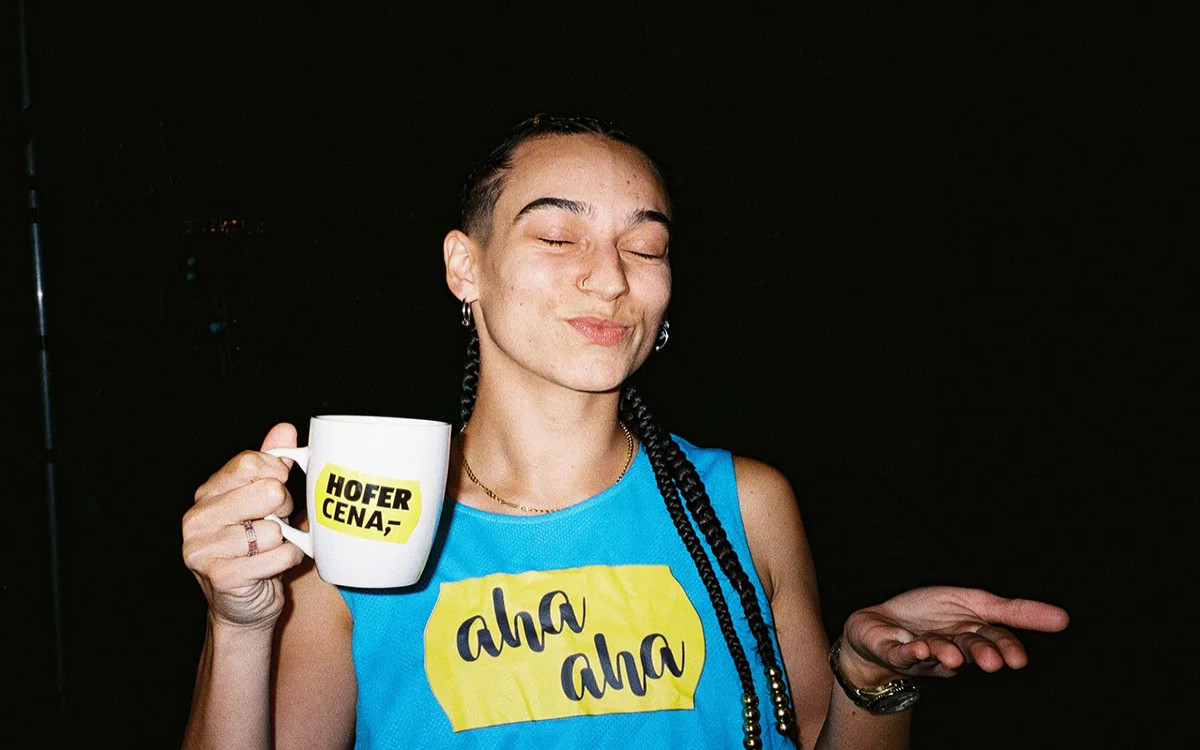 V zakulisju prepevali »HOFER CENA, aha, aha«