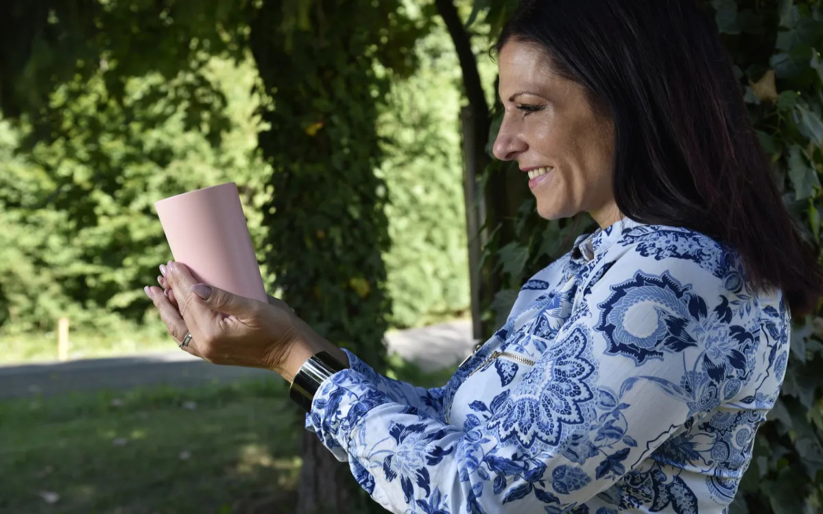 Kako Skaza z afirmacijskimi kozarci nagovarja miselni premik potrošnika