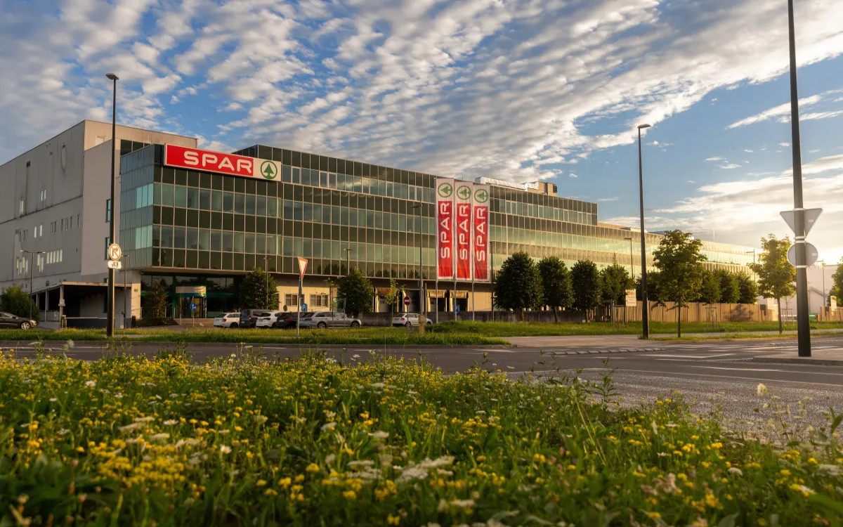 V Sparovih trgovinah lani vsak dan v povprečju nakupovalo skoraj 200 tisoč kupcev