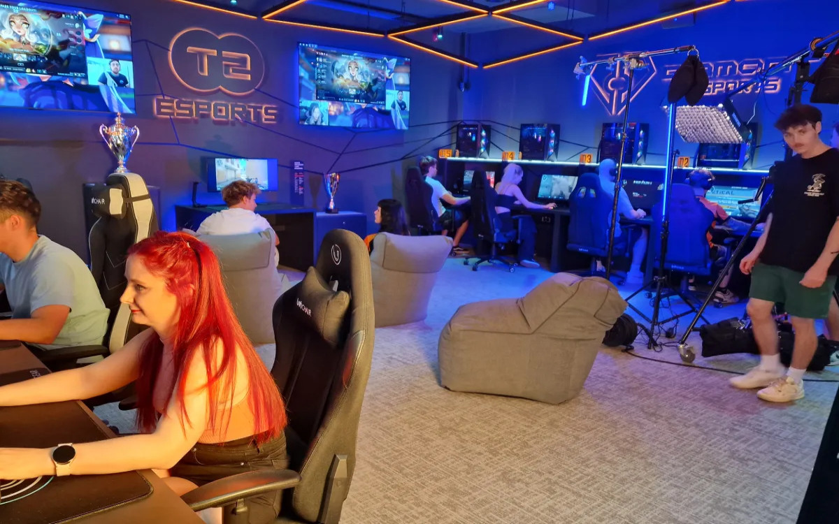 Obiskali sMMo T-2 E-Sports – središče igričarstva in e-športa
