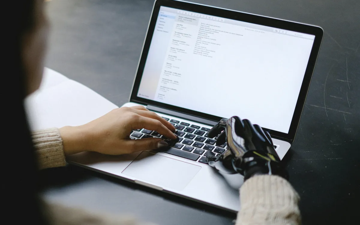 99 % direktorjev po vsem svetu stavi na UI-agente in hibridne ekipe