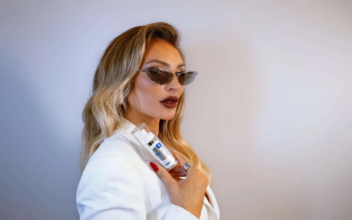 Senidah postala nova Niveina ambasadorka