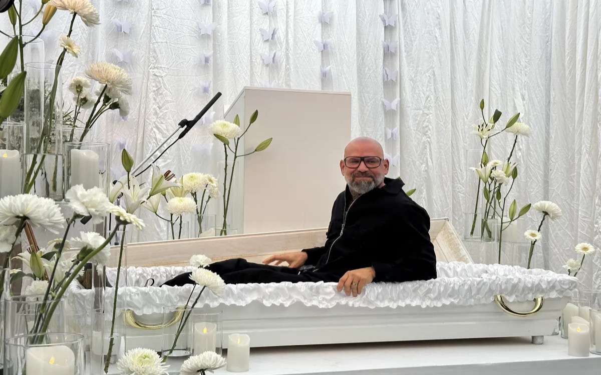 Na Trgu republike »pokopali« Neisho in Marka Verdeva