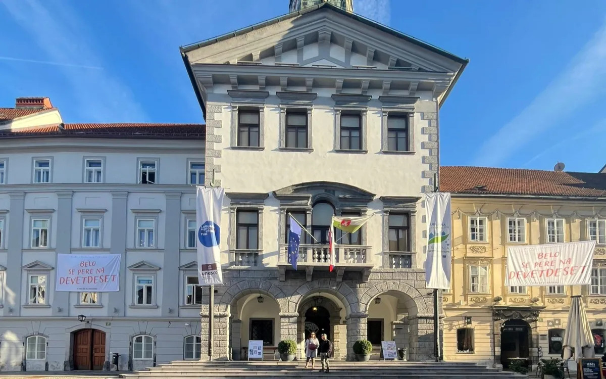 Tudi ljubljanski Magistrat v pričakovanju premiere filma Belo se pere na devetdeset