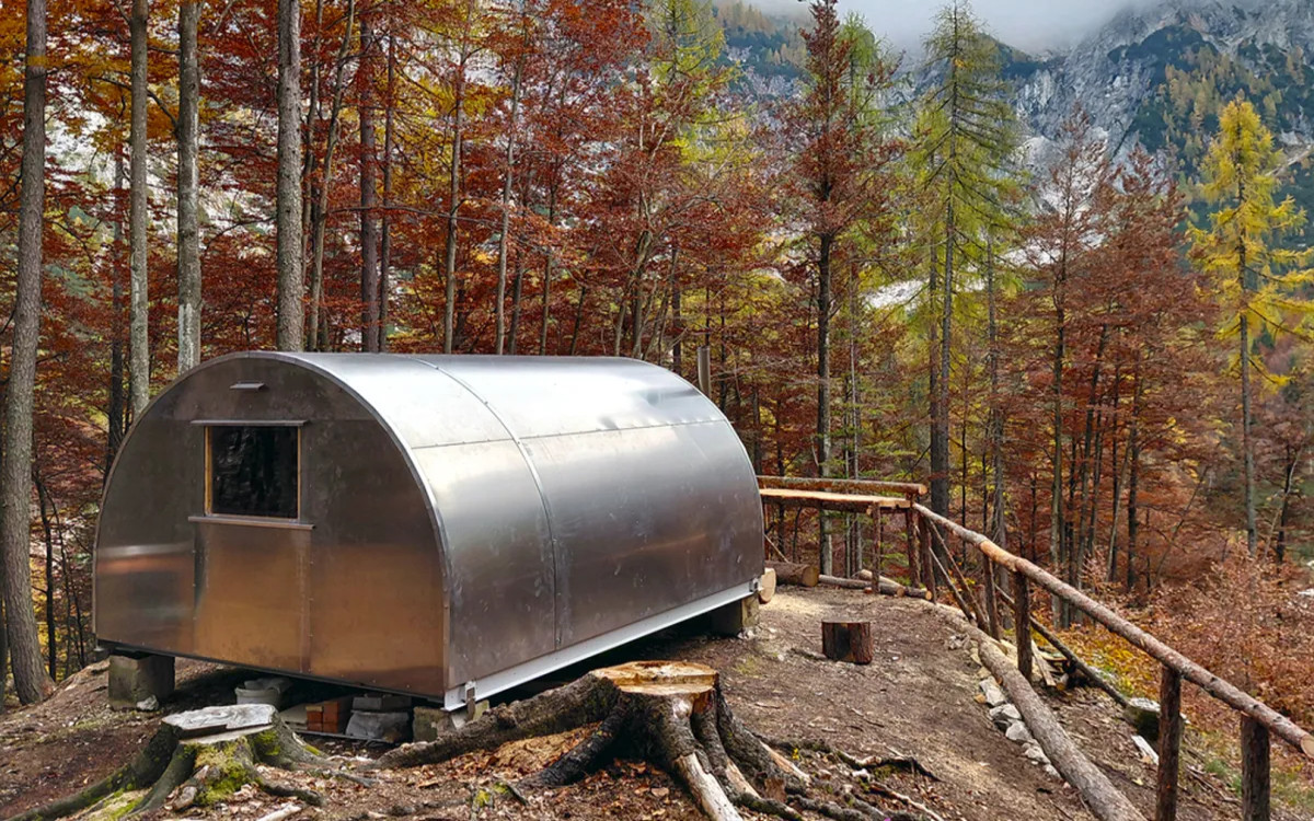 V Zlatorogovem kraljestvu je zrasel bivak iz recikliranih pločevink