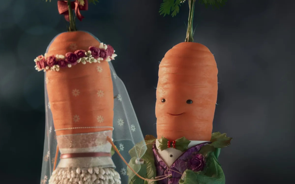 Aldijev korenček Kevin pred oltarjem