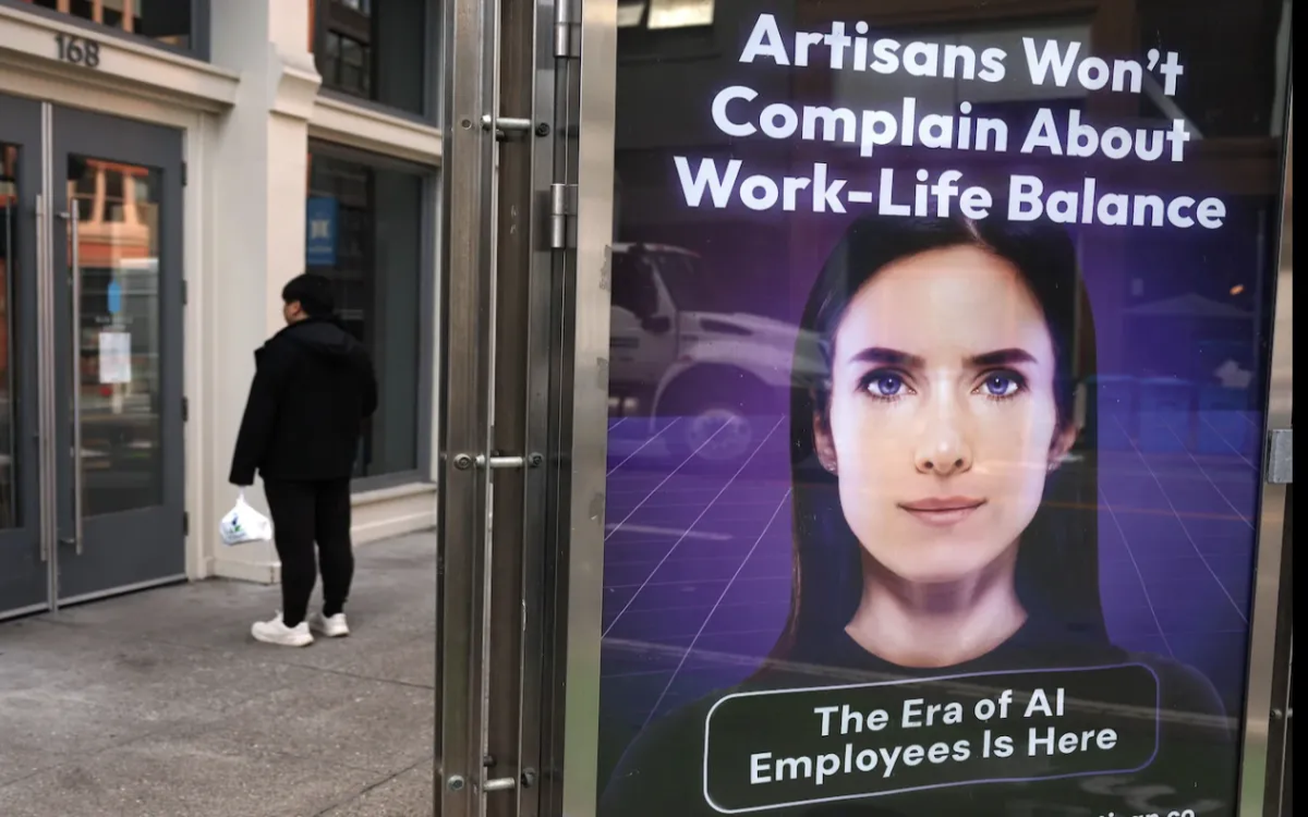 Najbolj nečloveški oglas leta 2025 povzročil bes in vandalizem