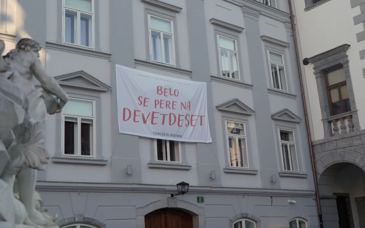 Belo se pere na devetdeset