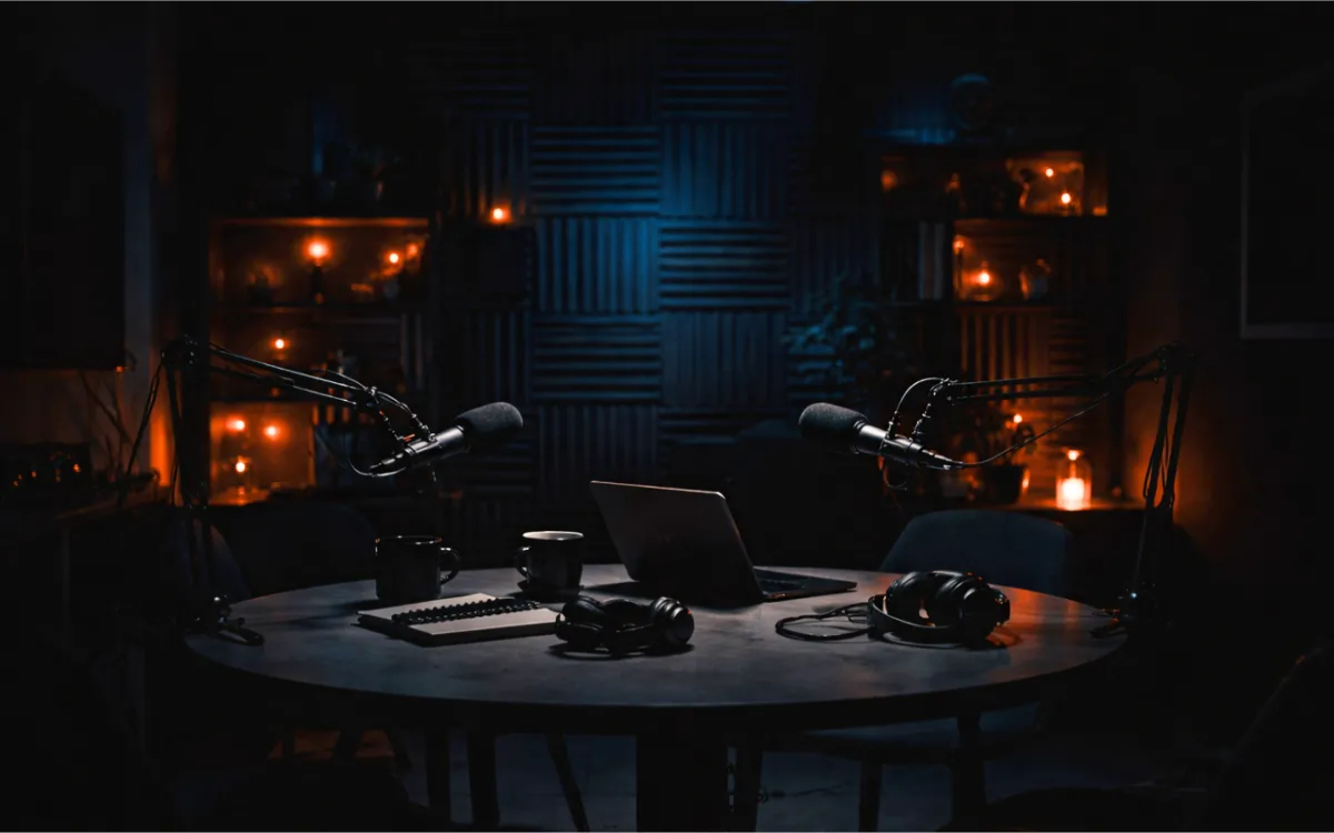 Kljub priljubljenosti formata več kot polovica podkastov pri nas preneha s snemanjem