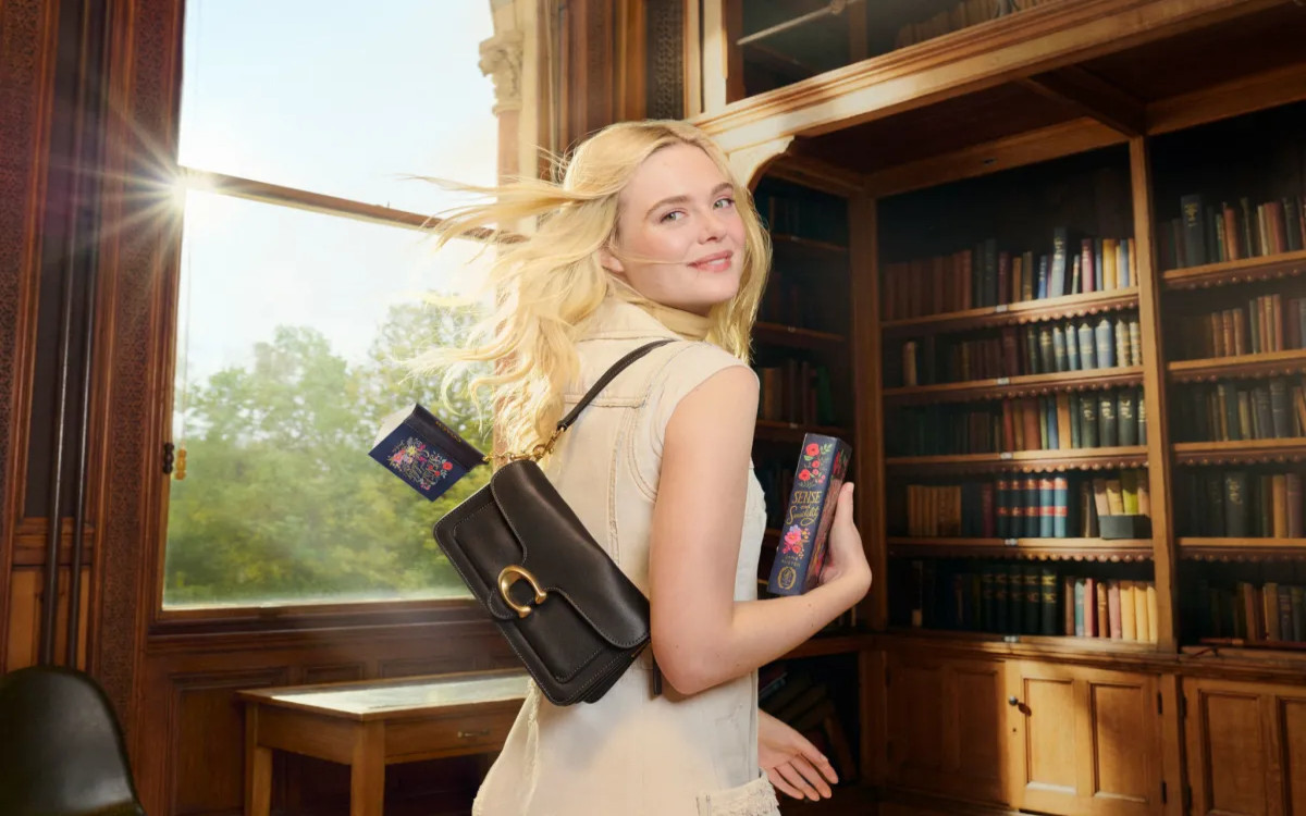 Coach vrača knjige v modo: branje kot novi luksuzni trend