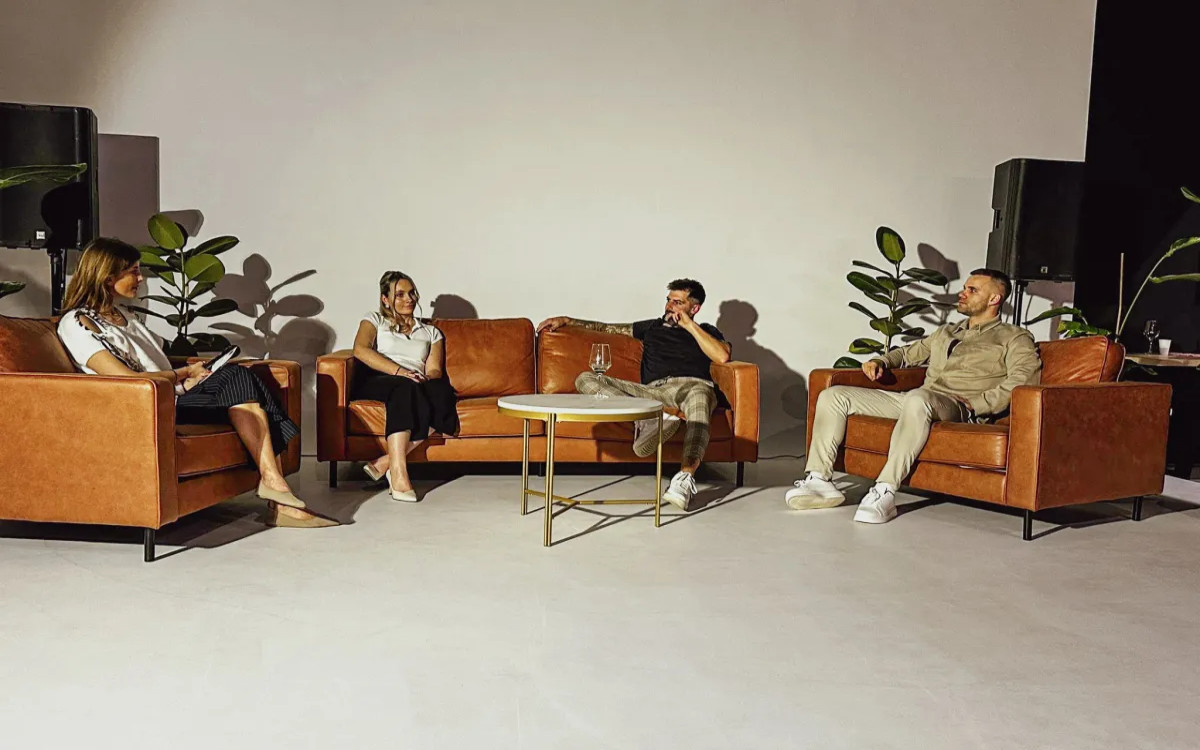 AII-phoria: ko AI postane tema skupnosti, dela in poslovnih praks