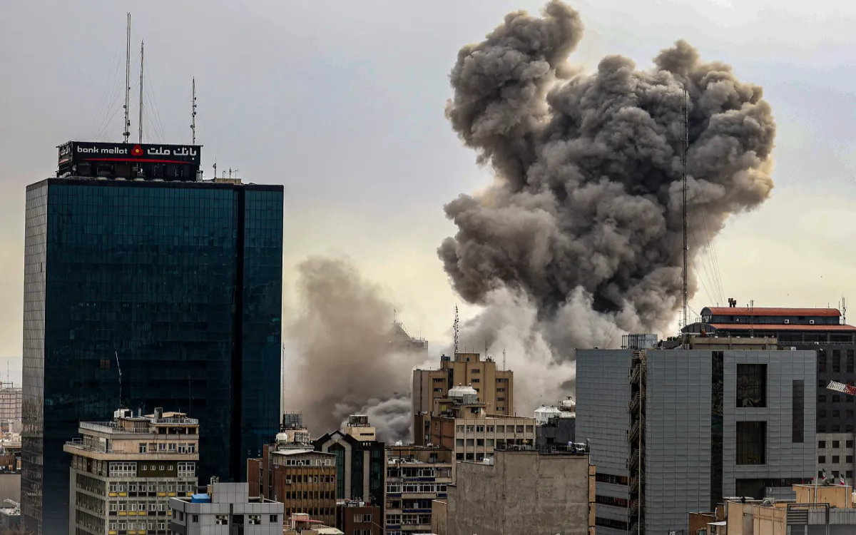 X bo kaznoval ustvarjalce, ki delijo UI-posnetke vojnih spopadov