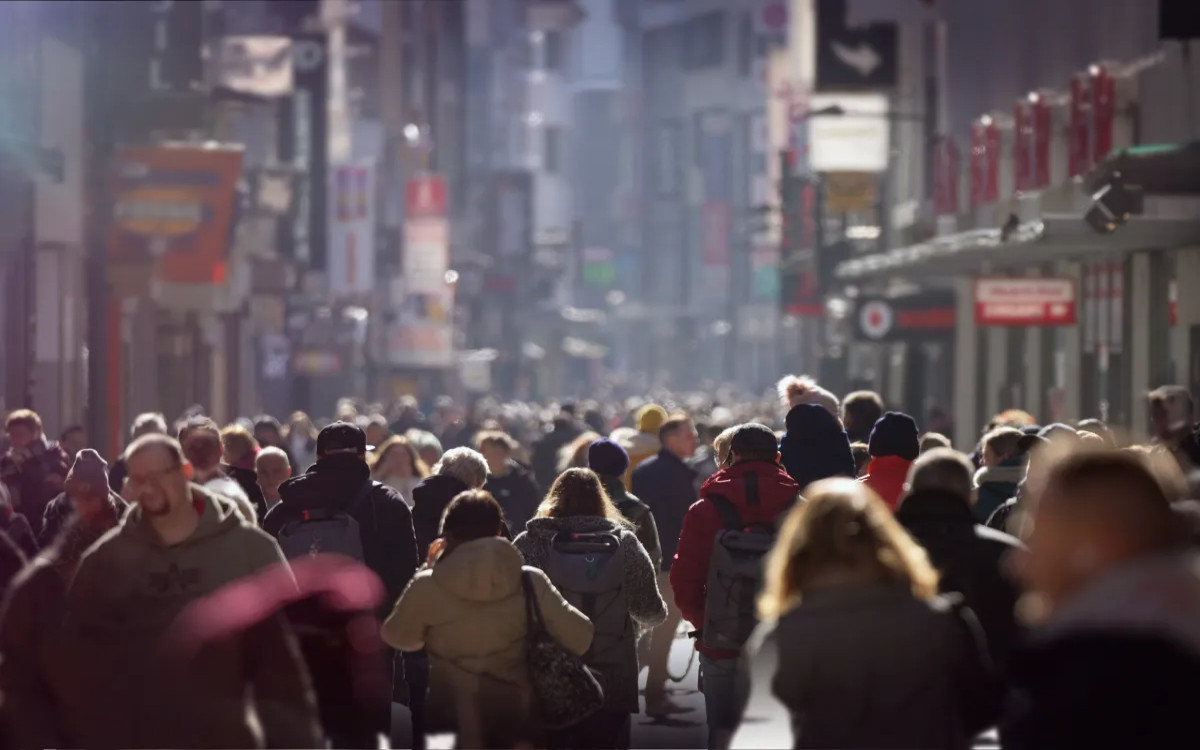 Bruto vrednost oglaševanja v letu 2025: Trgovci prispevajo petino oglaševalskega kolača