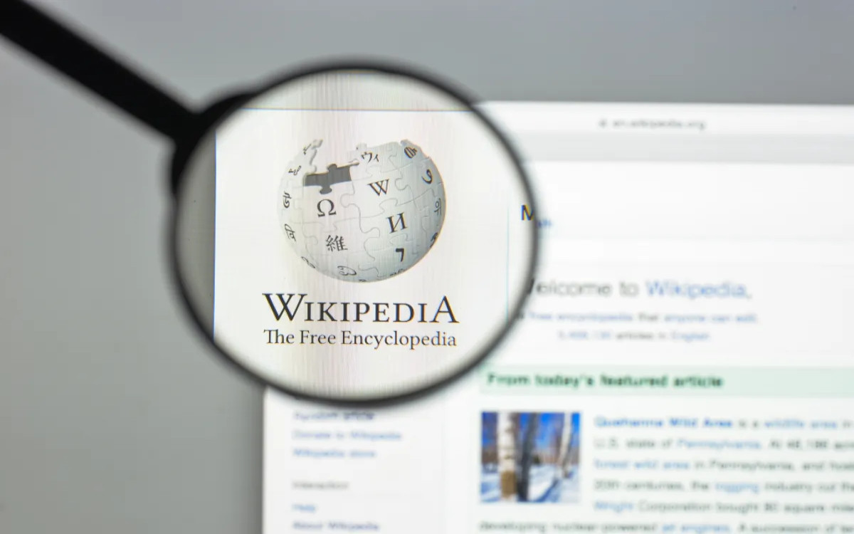 Wikipedia prepovedala objave vsebin, ustvarjenih z umetno inteligenco