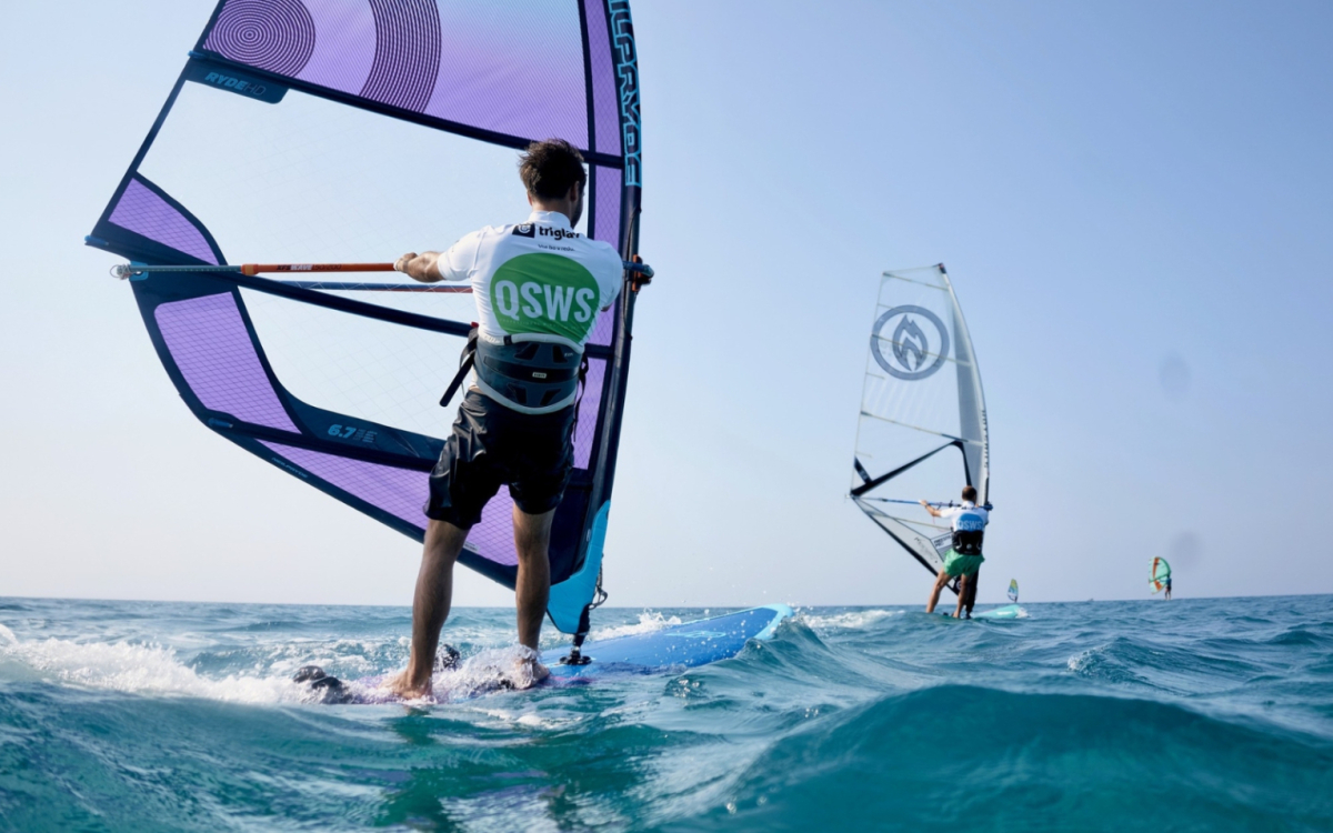Bi se še to poletje brezplačno naučili windsurfati? Imamo recept za popoln dan na vodi