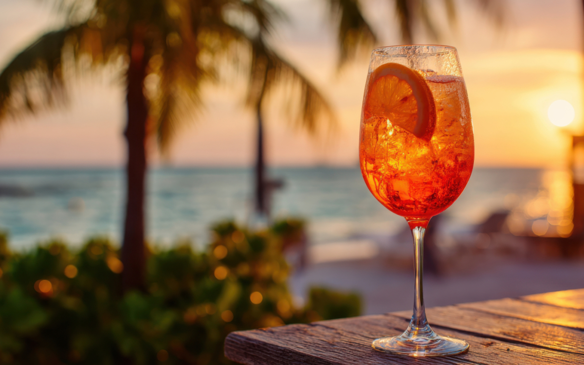 Palme, aperoli in popolni sončni zahodi: so se znamke naveličale poletnih klišejev?
