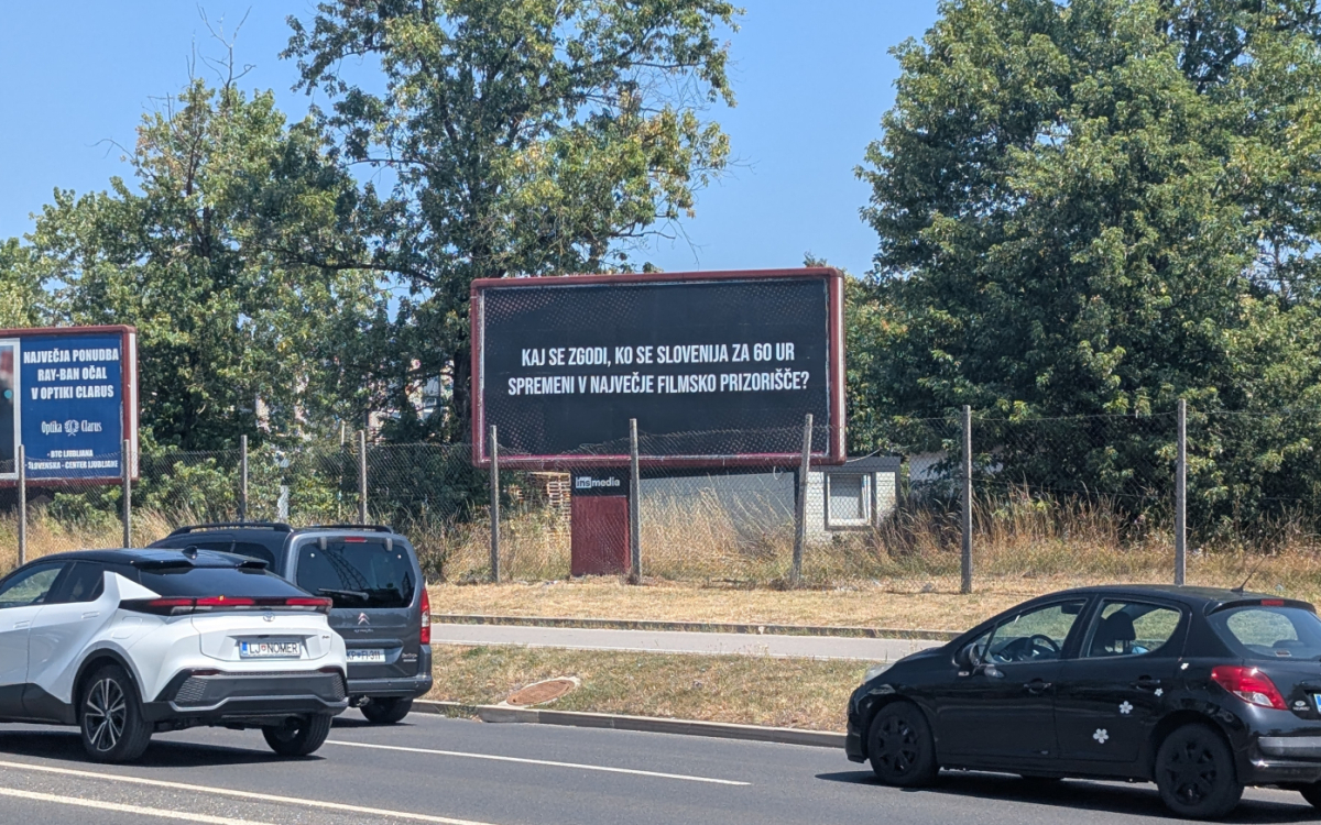 Kdo stoji za skrivnostnimi plakati, ki napovedujejo filmsko dirko?