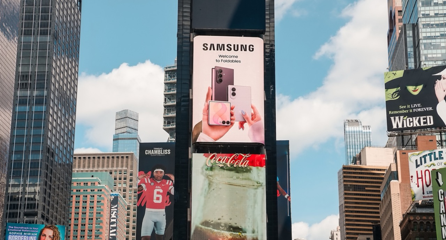Samsung z novo kampanjo poudarja svojo vlogo pri razvoju prepogljivih telefonov