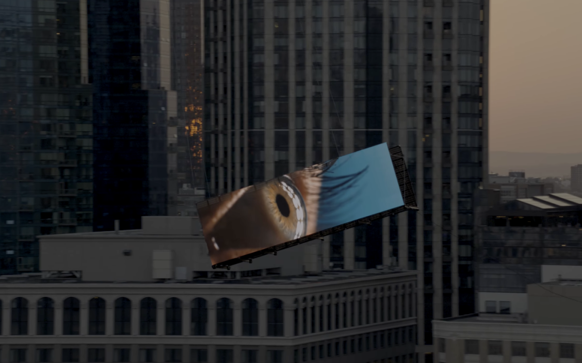 Nad New Yorkom poletel oglasni pano