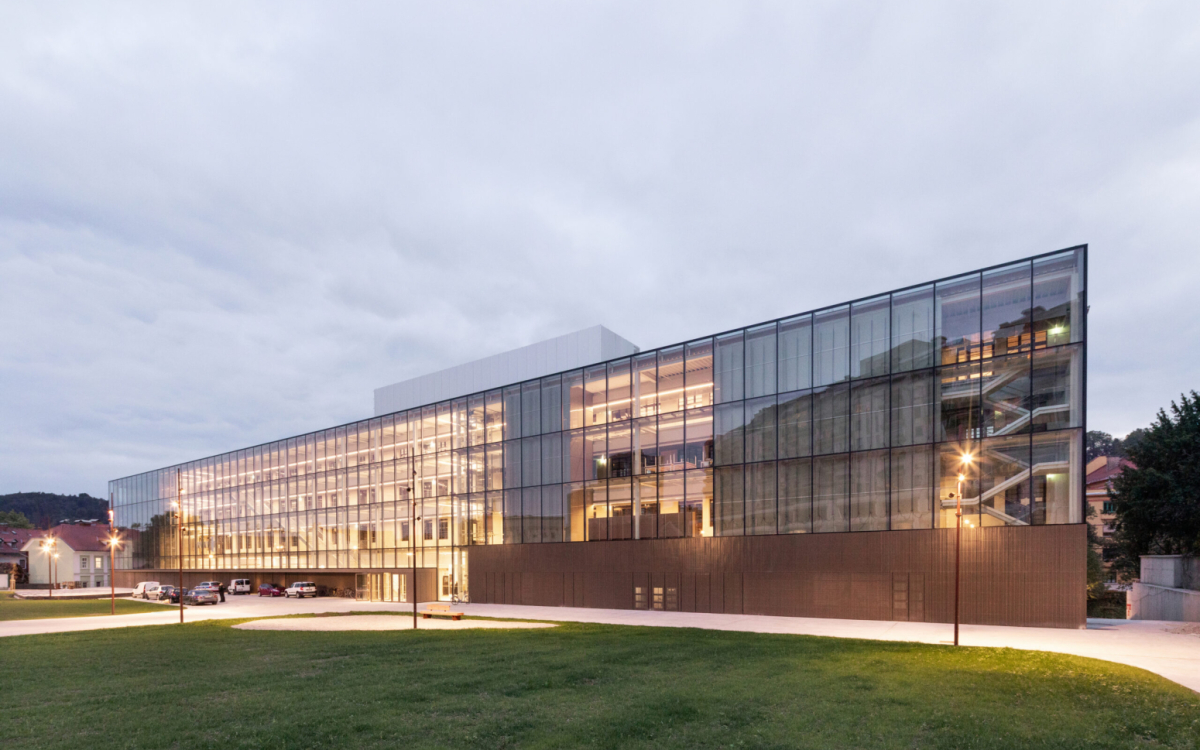 THINK. BUILD. EXPERIENCE. Naročniki MM-a na AI WEEK z 20-odstotnim popustom